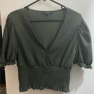 ✨NWOT! Francesca‘s closet Olive green adorable,cropped shirt!💚